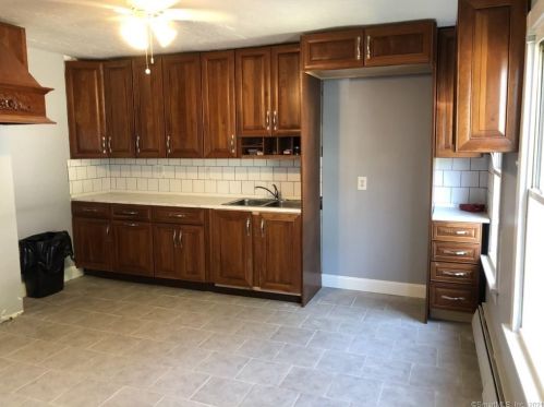 65 Pomfret St, Putnam, CT 06260-1821