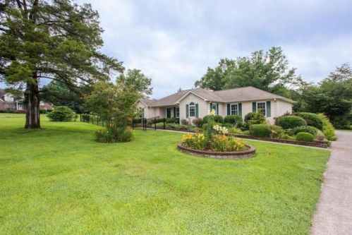 206 Fairlane Dr, Sweetwater, TN 37874-1109