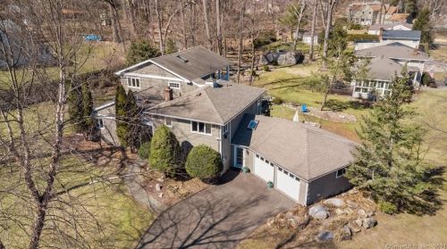 57 Midrocks Dr, Norwalk CT 06851-1626 exterior