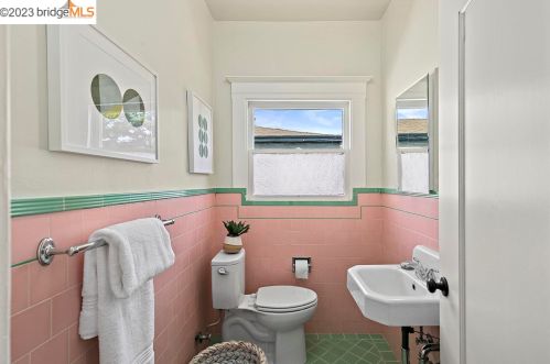 651 Alcatraz Ave, Oakland CA  94609-1005 exterior