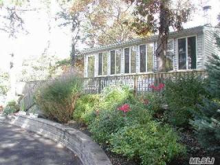 128 Park Rd, Northampton NY  11901-1066 exterior