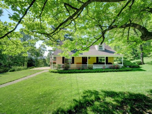 6 Woods End Rd, Greystone Park, NJ 07950-1209