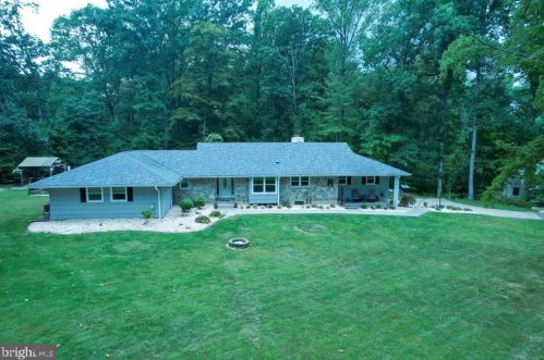 40 Weeks Dr, Boothwyn, PA 19060-1206