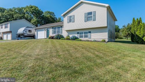 10137 Cardinal Dr, Orrstown, PA 17244-8600