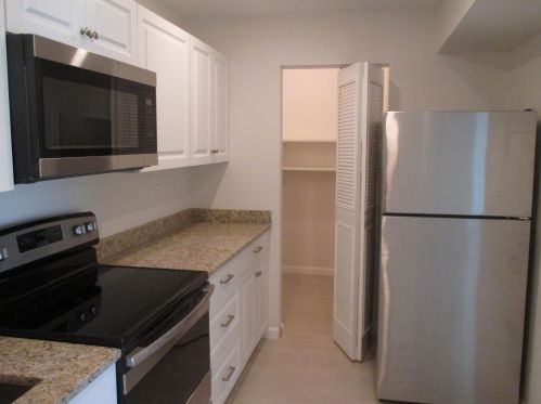 463 Lake Dora Dr, West Palm Beach, FL 33411-2367