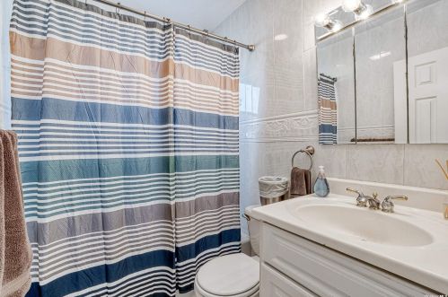 661 East Dr, North Lindenhurst NY  11757-3106 exterior