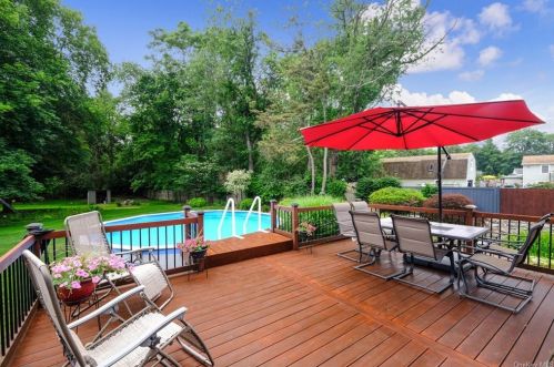 70 Mountain View Rd, Fishkill NY  12524-3209 exterior