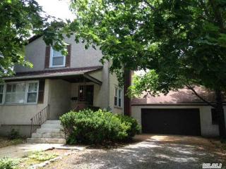 569 Walnut St, North Lindenhurst, NY 11757-4758