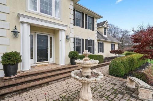 4 Fountayne Ct, Washingtonville NY  10992-1001 exterior
