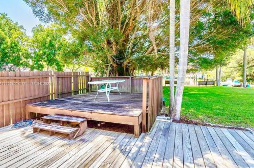 507 Dona Dr, Nokomis FL  34275-2613 exterior