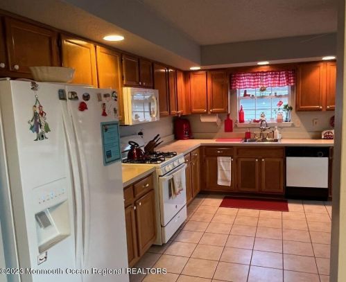 4 Sleepy Hollow Dr, Bricktown, NJ 08724-5001
