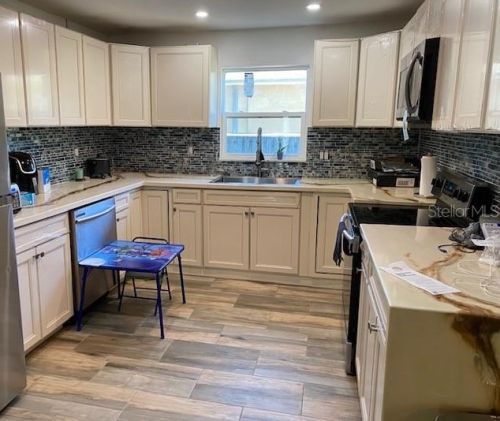 1455 15th St, Saint Petersburg, FL 33704-4115