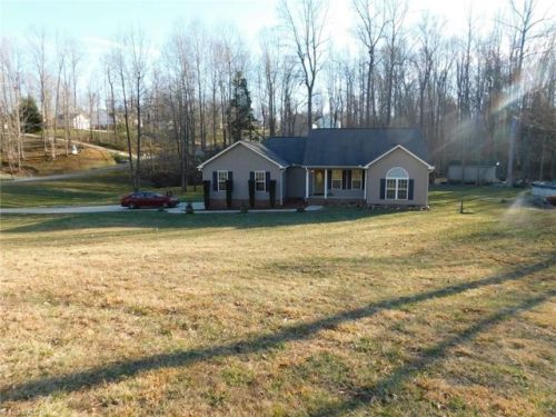 3741 Courtland Cir, Thomasville, NC 27360-9042