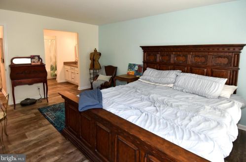 7604 Lakeside Village Dr, Falls Church VA  exterior