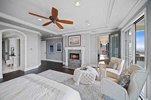 920 Kings Rd, Newport Beach CA  92663-5718 exterior