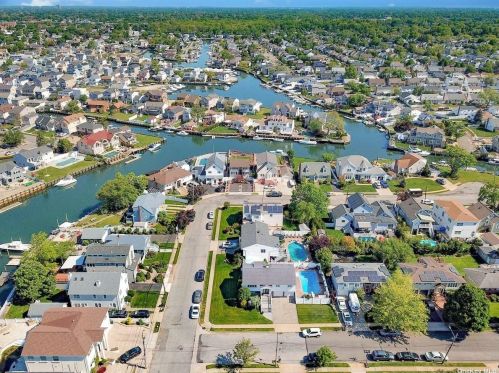 2923 Seaford Ct, North Wantagh, NY 11793-4603