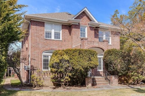 674 Broadway, Cedarhurst, NY 11516-2620