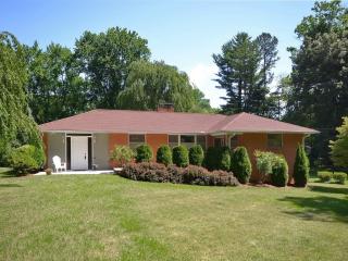 3146 Charlyne Dr, Hendersonville, NC 28792-1123