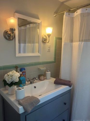 5 Guernsey Rd, Bloomfield CT  06002-3401 exterior