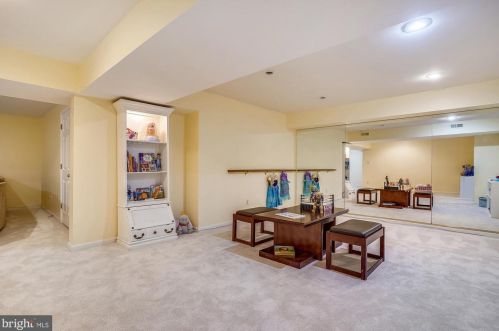 9111 Meadowcreek Ln, Lorton VA  22079-3238 exterior