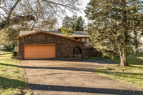 1022 Forest Harbor Dr, Hendersonville, TN 37075-9649