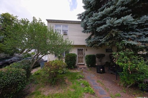 10 Okane St, Central Islip, NY 11722-4122