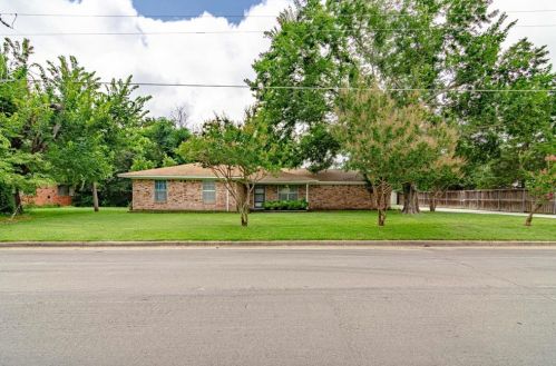 8120 Newman Dr, Fort Worth, TX 76180-4727