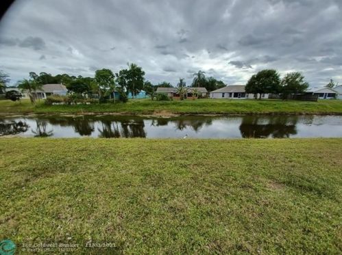 298 Carter Ave, Fort Pierce FL 34983-3006 exterior