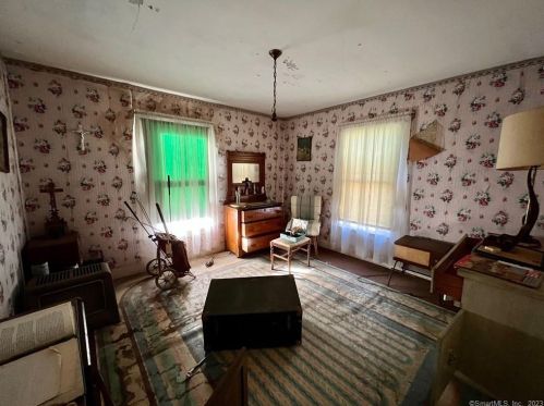 61 Maple St, Litchfield CT  06759-3101 exterior