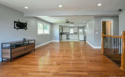 42 Valentino Dr, Waterbury, CT 06704-2129