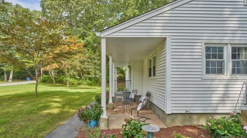 21 Chadwick Dr, Lyme, CT 06371-2106