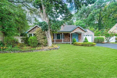 137 Connetquot Dr, Oakdale, NY 11769-1902