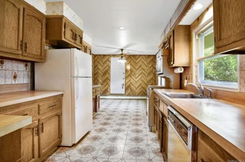 157 Finmor Dr, White Plains, NY 10607-2406