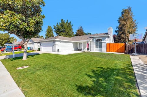 660 Del Monte Dr, Hollister, CA 95023-7212