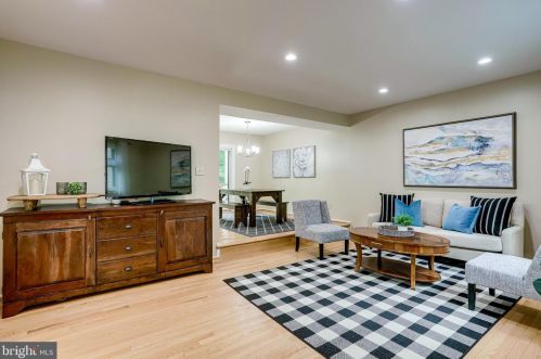 1528 Park Glen Ct, Herndon, VA 20190-4912