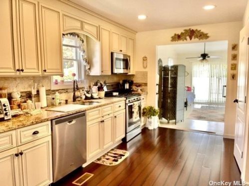 2363 Freeport St, North Wantagh, NY 11793-4524
