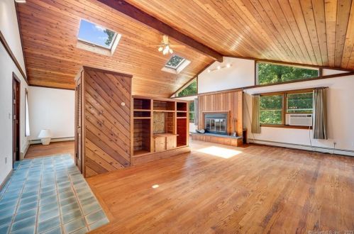 61 Cow Path Dr, Stamford CT  06902-1016 exterior