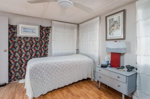 1013 Collettes Grv Rd, Derry NH 03038-5808 exterior