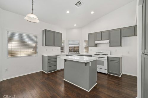 1635 Western Village Dr, San Jacinto CA  92583-6302 exterior