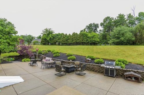 16 Patricks Ct, Wallingford CT  06492-2692 exterior