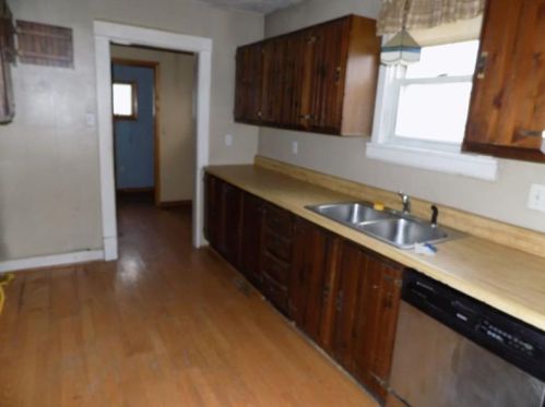 611 Spring St, Grove City, PA 16127-1131