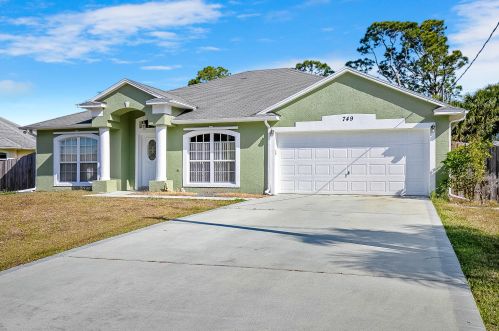 749 Hillsboro Cir, Fort Pierce, FL 34953-3340