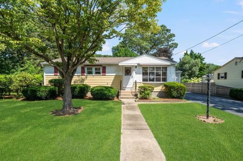 78 Custer St, Warwick, RI 02889-8826