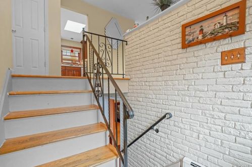 16 Vorndran Dr, New Hamburg NY  12590-4517 exterior