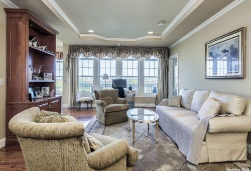 131 Roosevelt Way, Westbury NY  11590-6671 exterior