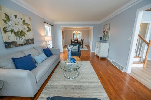 2131 Middle Rd, Glenshaw, PA 15116-3017