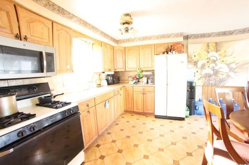 261 Gotham Ave, Floral Park NY  11003-2105 exterior