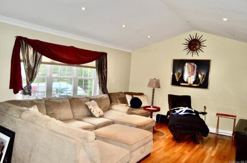 2 Drake Ln, White Plains NY  10607-2215 exterior