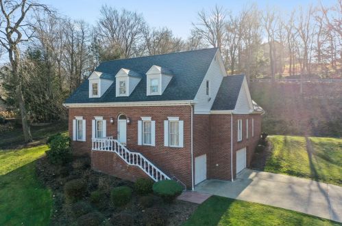 601 Golden Oaks Ln, Pittsburgh, PA 15237-6140
