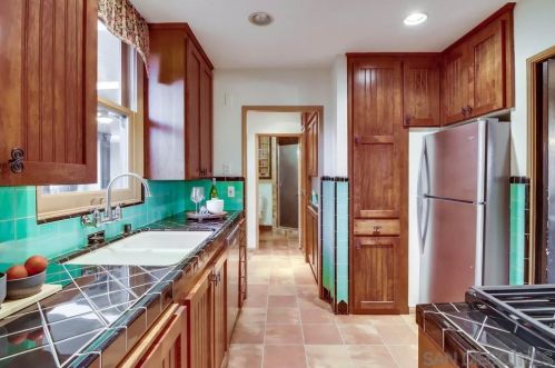 3211 Dumas St, San Diego CA 92106-1317 exterior